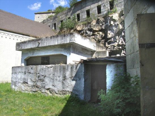 Ein bunkerähnliches Gebäude